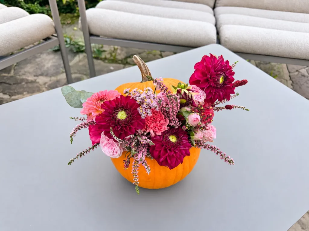 Montage floral dans une citrouille